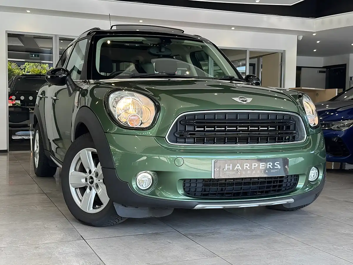Used MINI Countryman Cooper Jungle Green - Front View