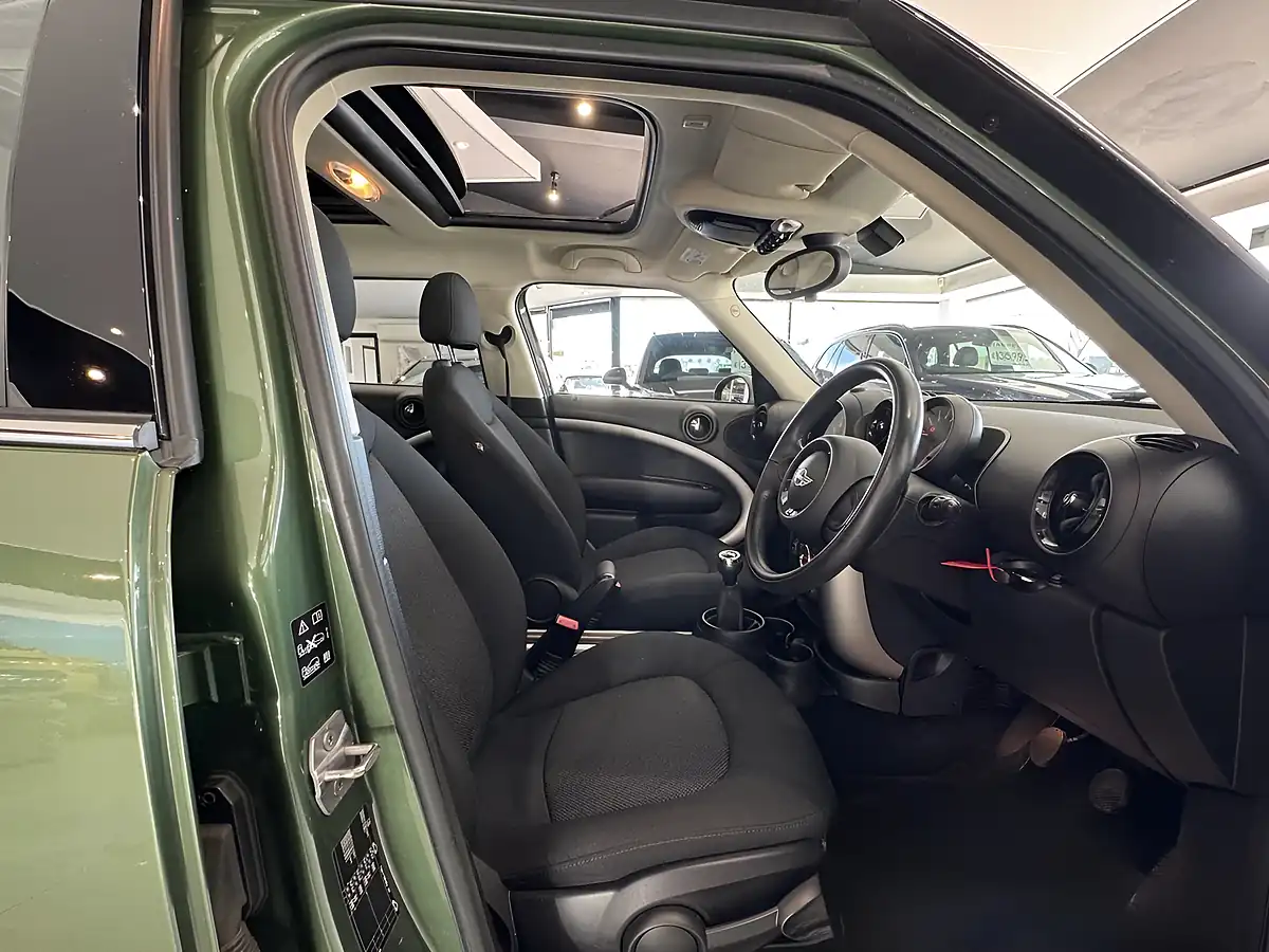Used MINI Countryman Cooper Jungle Green - Interior and Exterior details 10