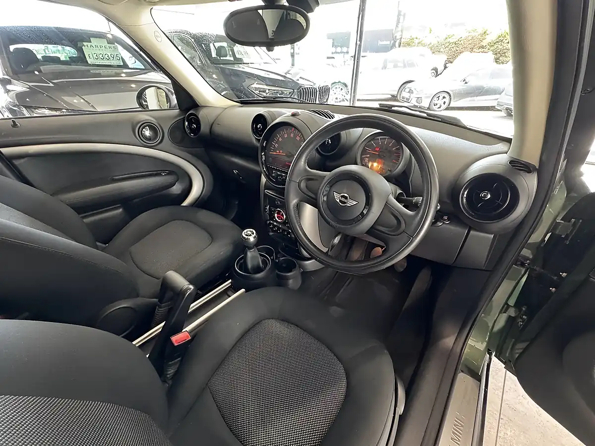 Used MINI Countryman Cooper Jungle Green - Interior and Exterior details 11