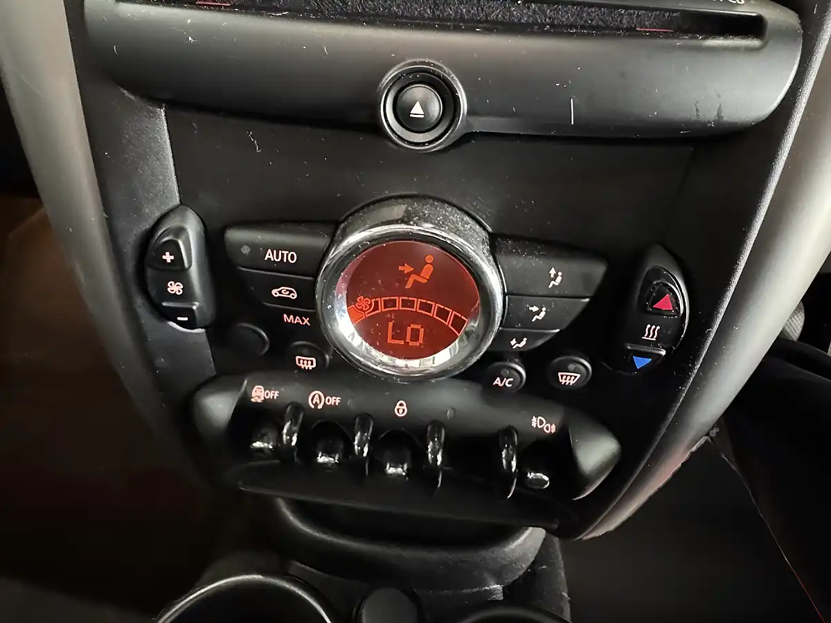 Used MINI Countryman Cooper Jungle Green - Interior and Exterior details 14