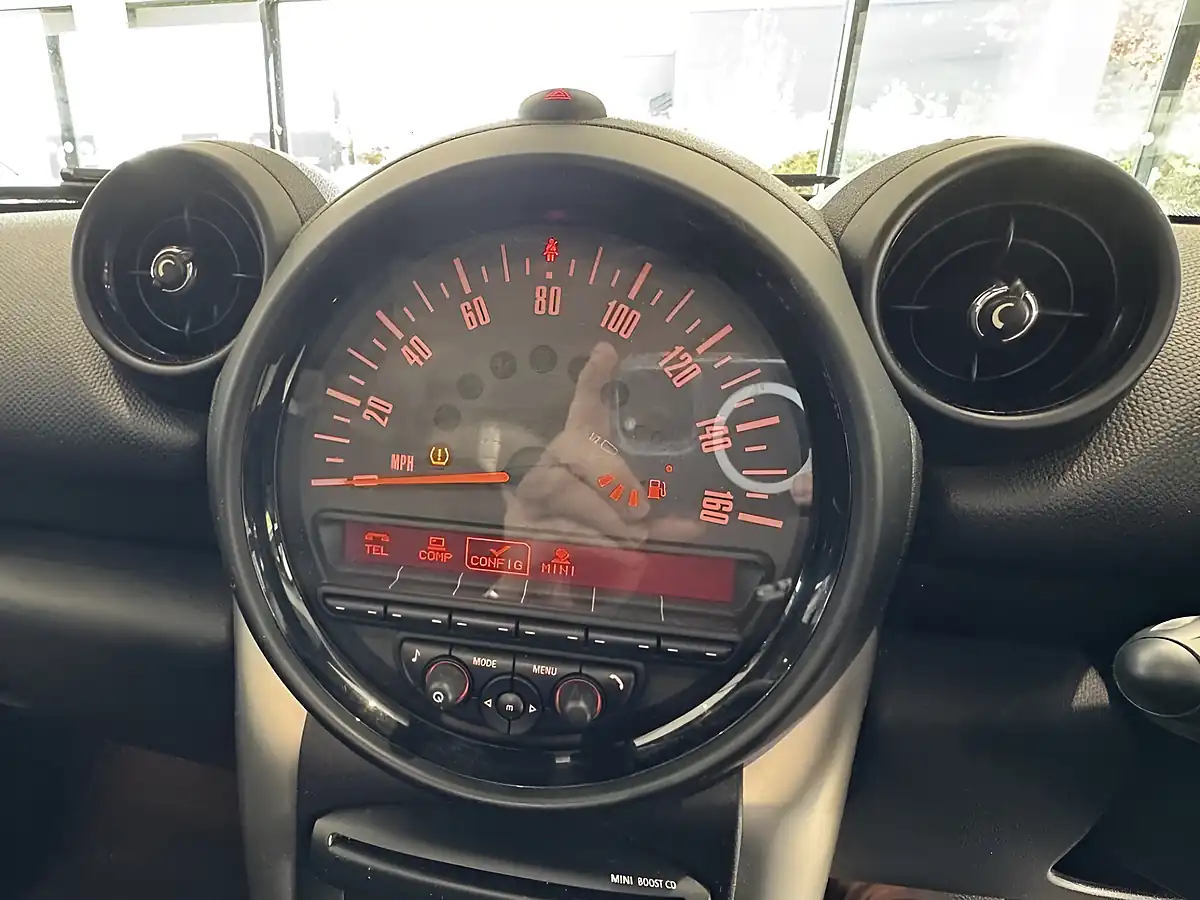 Used MINI Countryman Cooper Jungle Green - Interior and Exterior details 15