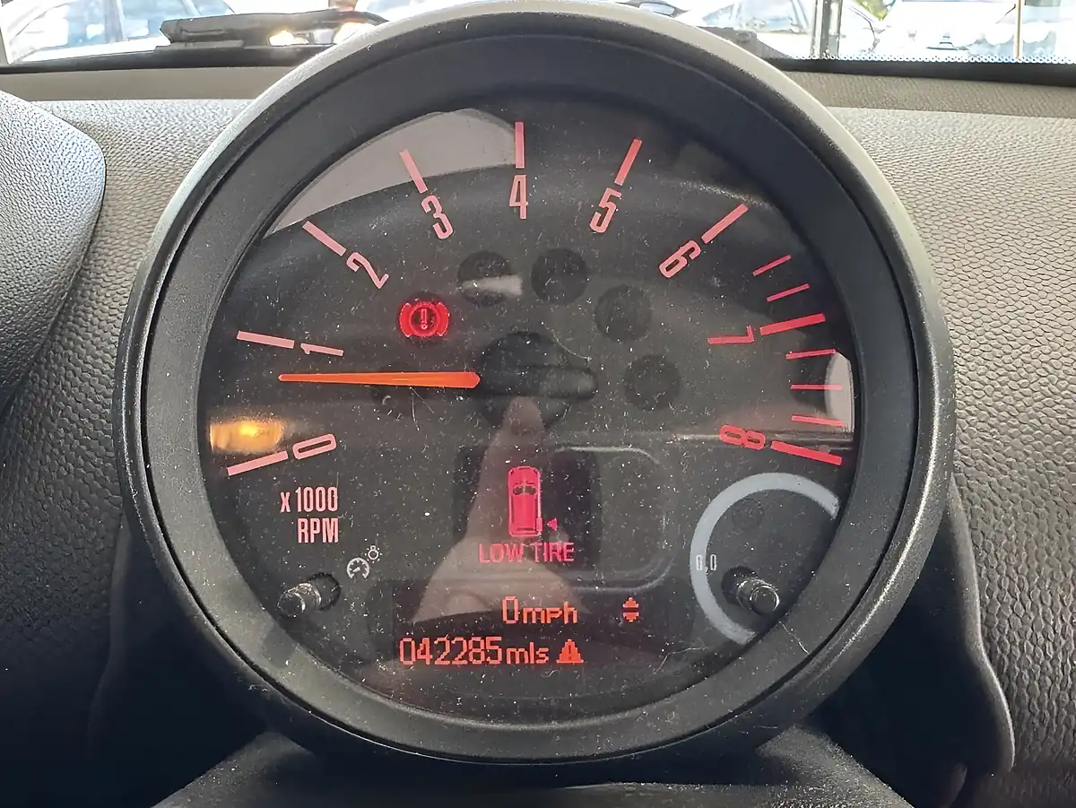 Used MINI Countryman Cooper Jungle Green - Interior and Exterior details 16