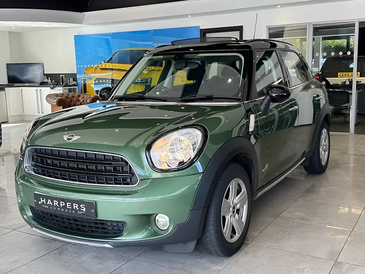 Used MINI Countryman Cooper Jungle Green - Interior and Exterior details 3