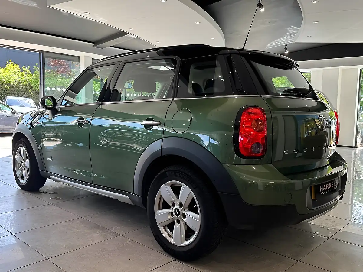 Used MINI Countryman Cooper Jungle Green - Interior and Exterior details 4