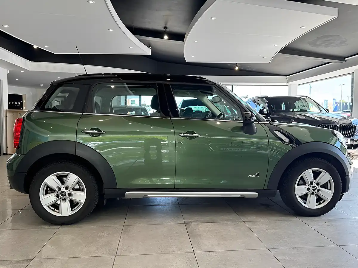 Used MINI Countryman Cooper Jungle Green - Interior and Exterior details 7