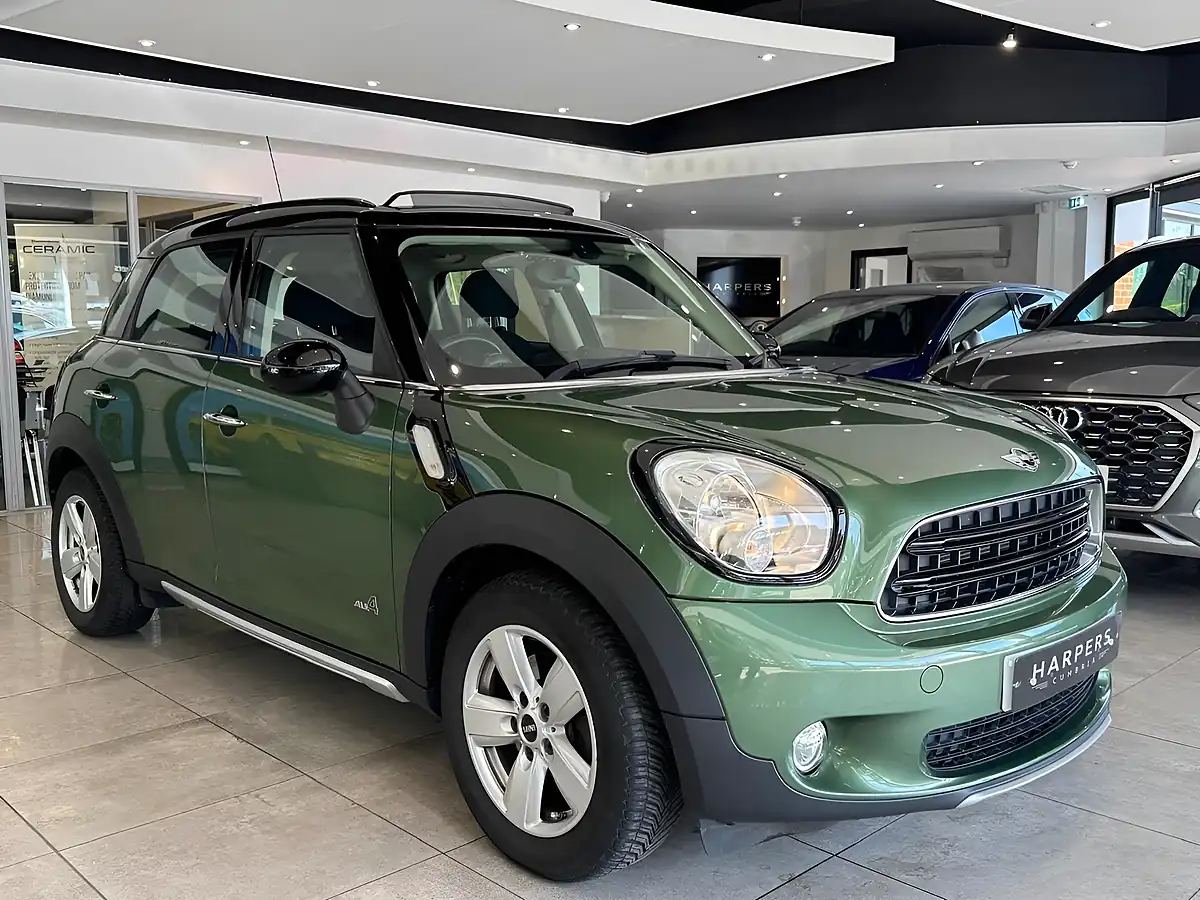 Used MINI Countryman Cooper Jungle Green - Interior and Exterior details 8