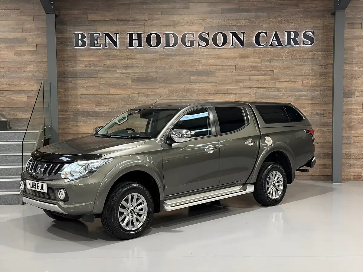 Used Mitsubishi L200 Barbarian Amazon Green - Front View