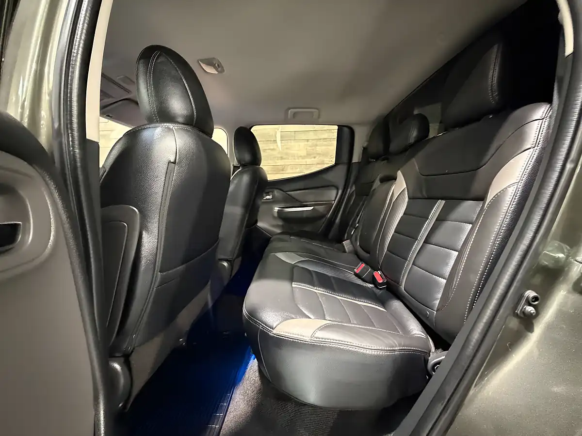 Used Mitsubishi L200 Barbarian Amazon Green - Interior and Exterior details 10