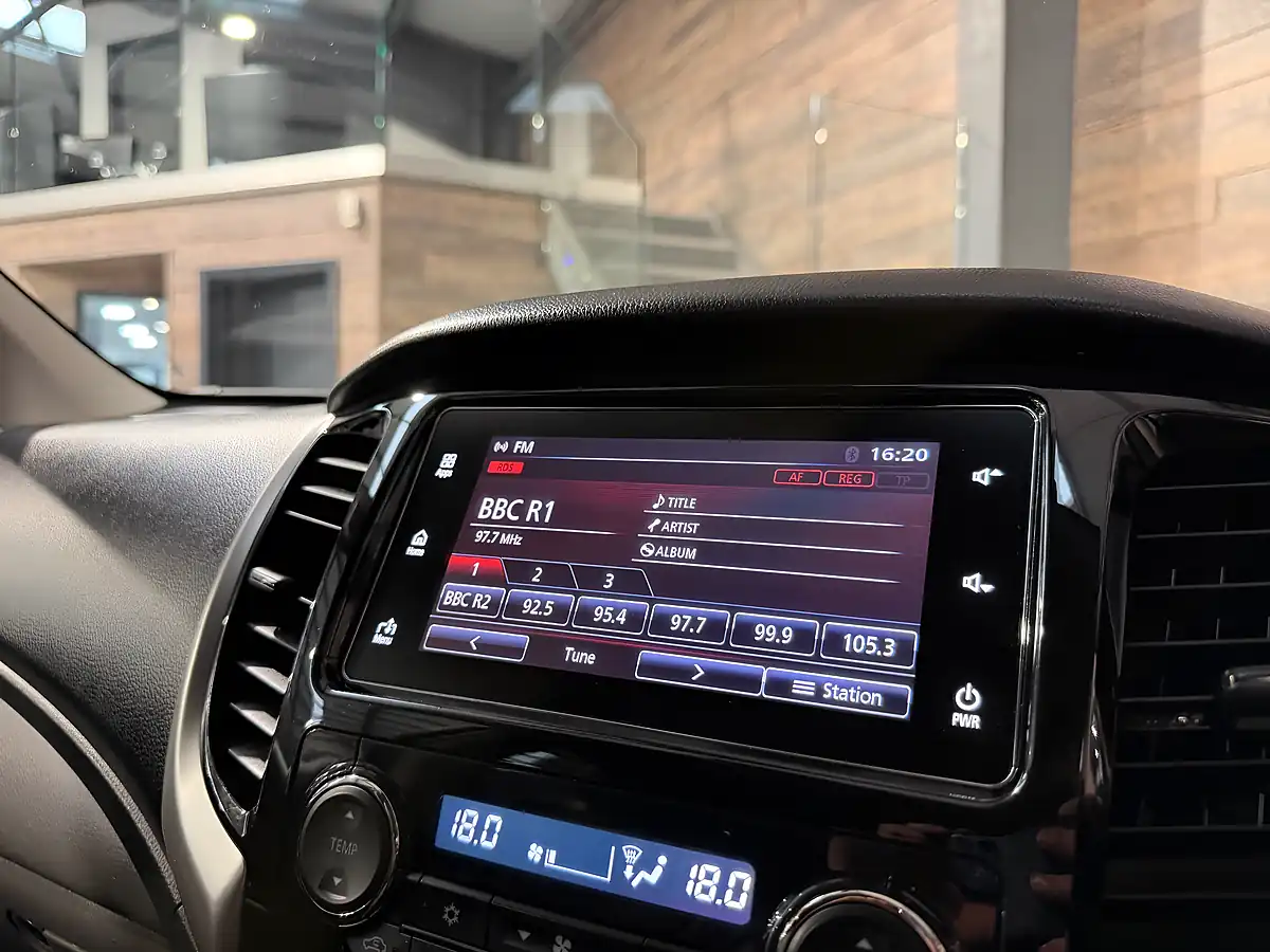 Used Mitsubishi L200 Barbarian Amazon Green - Interior and Exterior details 11
