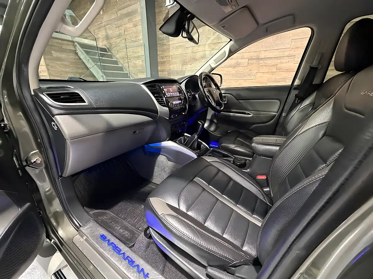 Used Mitsubishi L200 Barbarian Amazon Green - Interior and Exterior details 12