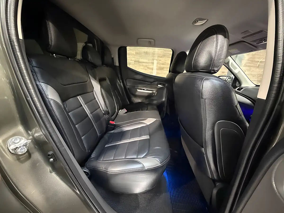 Used Mitsubishi L200 Barbarian Amazon Green - Interior and Exterior details 17