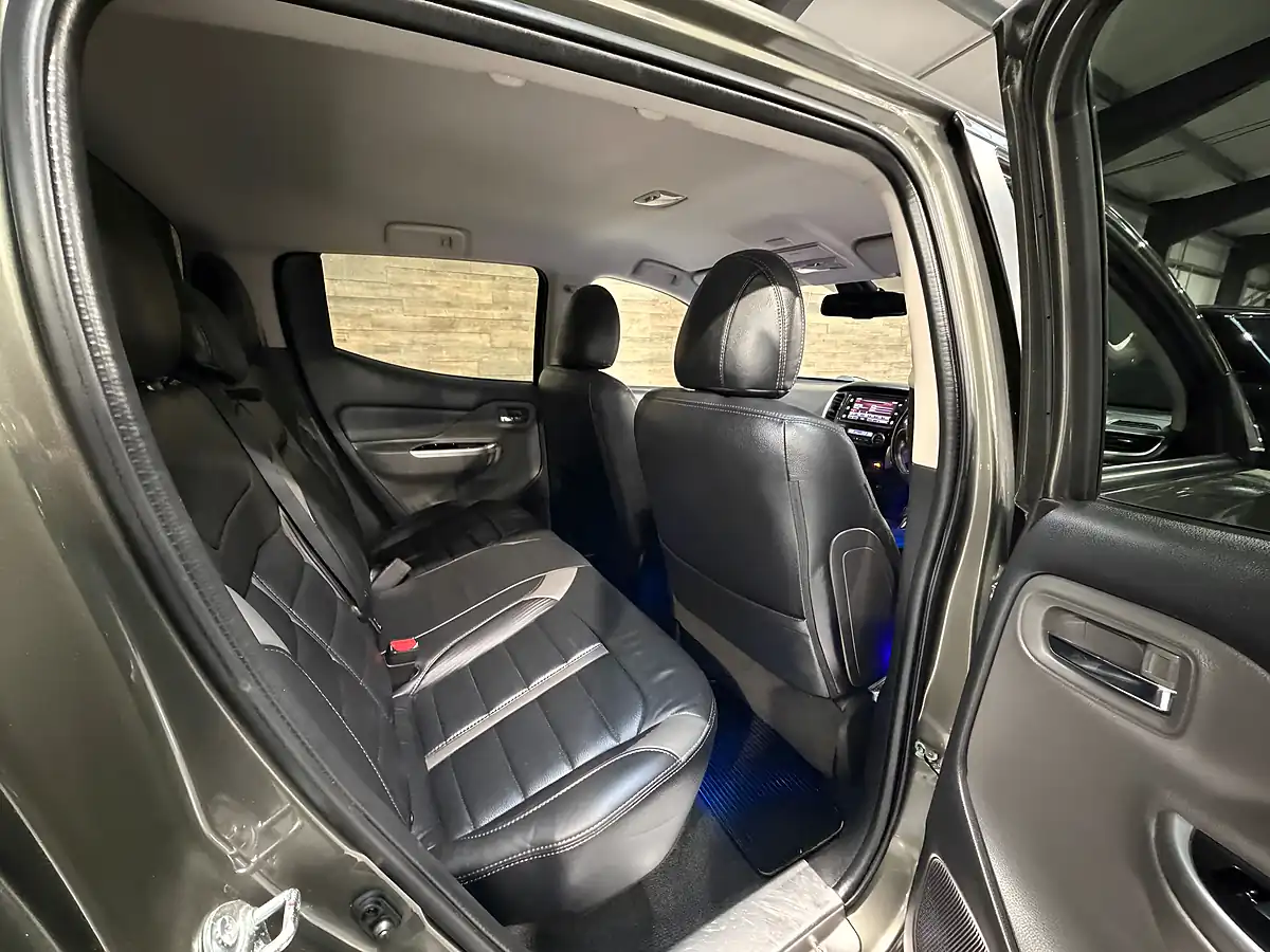 Used Mitsubishi L200 Barbarian Amazon Green - Interior and Exterior details 18