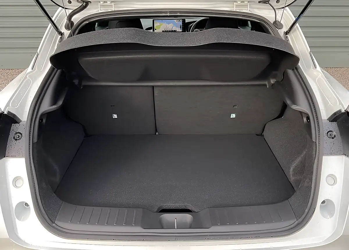 Used Nissan Juke N-Connecta Pearl White - Interior and Exterior details 16