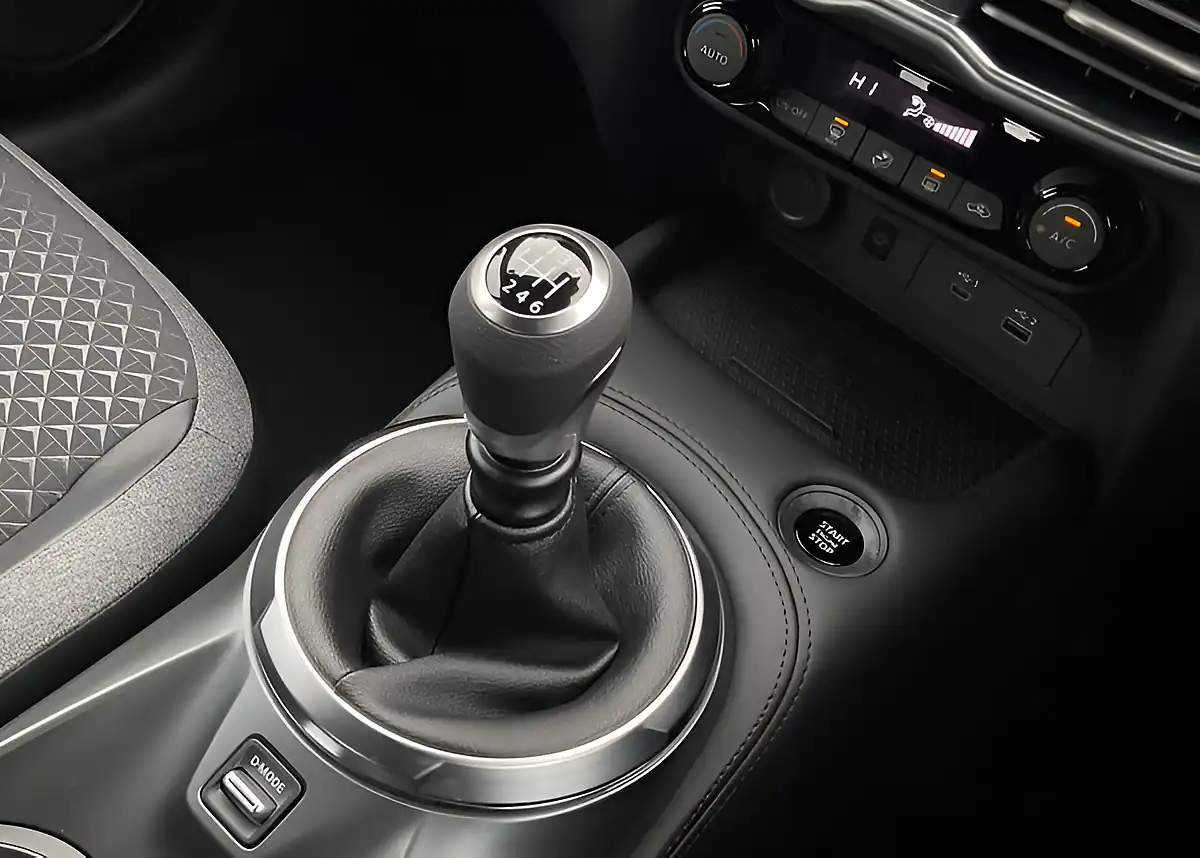 Used Nissan Juke N-Connecta Pearl White - Interior and Exterior details 18