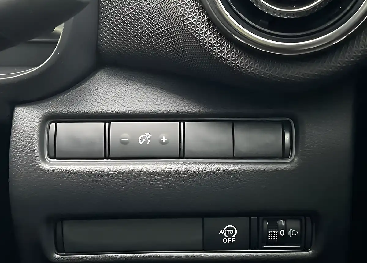 Used Nissan Juke N-Connecta Pearl White - Interior and Exterior details 19