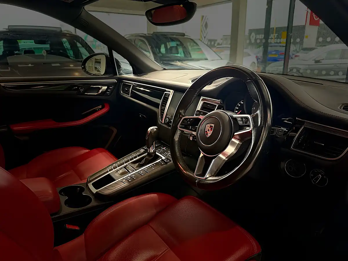 Used Porsche Macan S - Interior and Exterior details 16