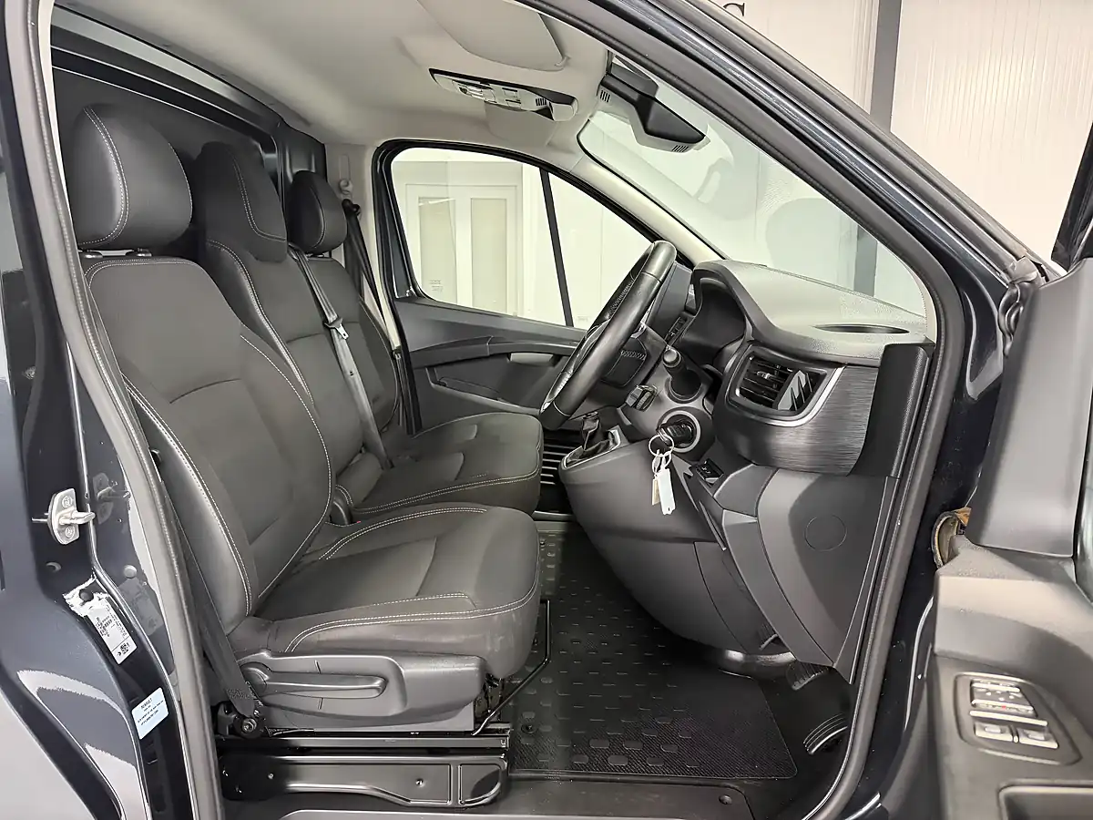 Used Renault Trafic Sport Slate Grey - Interior and Exterior details 10