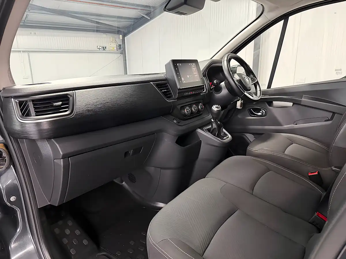 Used Renault Trafic Sport Slate Grey - Interior and Exterior details 12