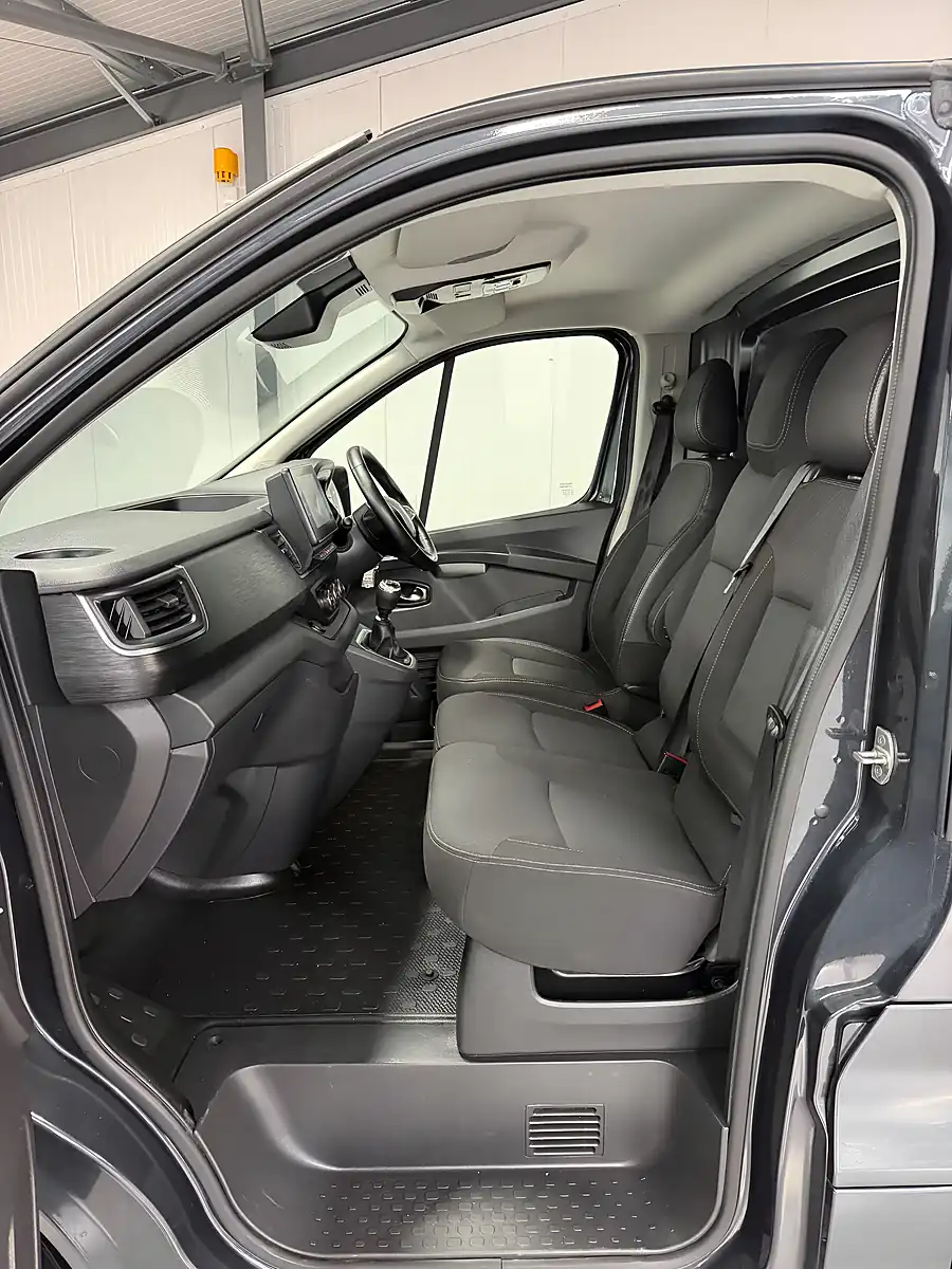 Used Renault Trafic Sport Slate Grey - Interior and Exterior details 13