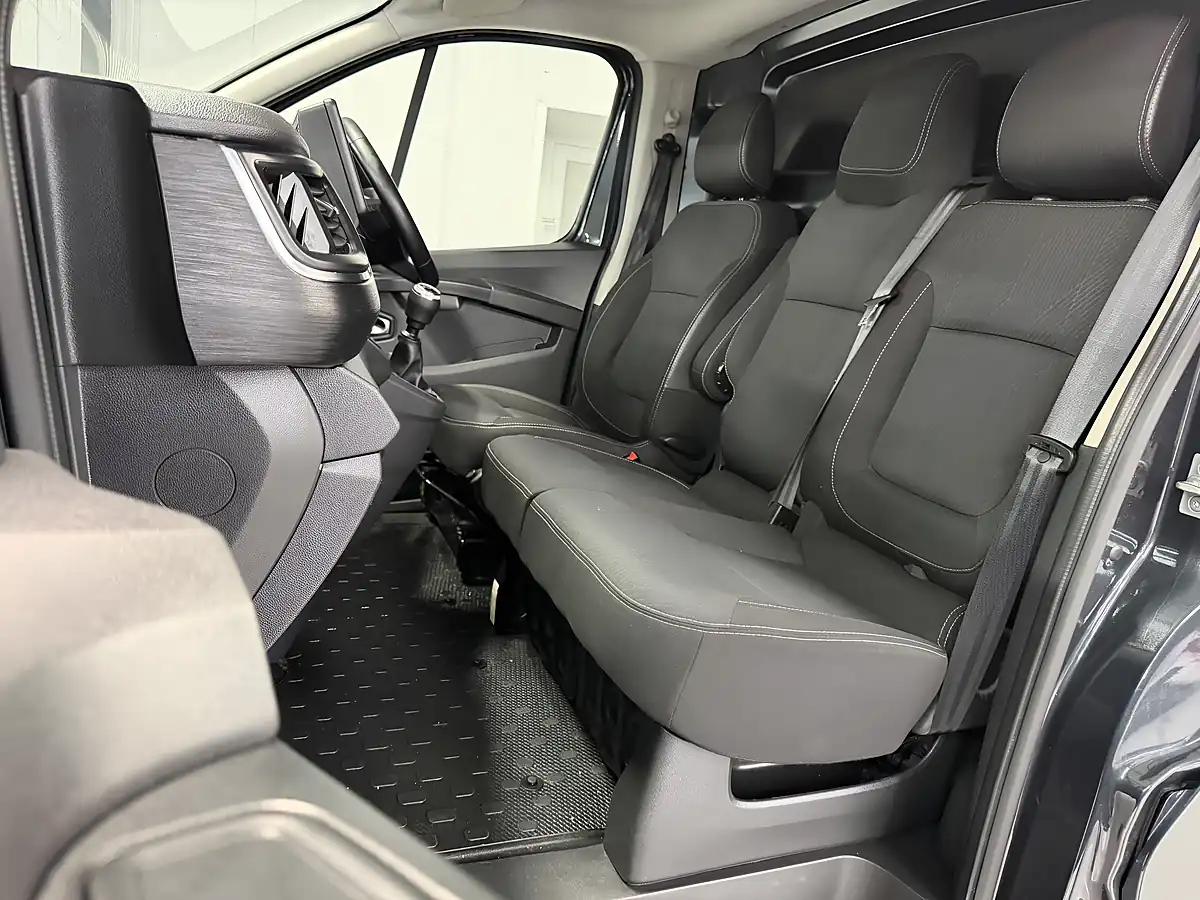 Used Renault Trafic Sport Slate Grey - Interior and Exterior details 14