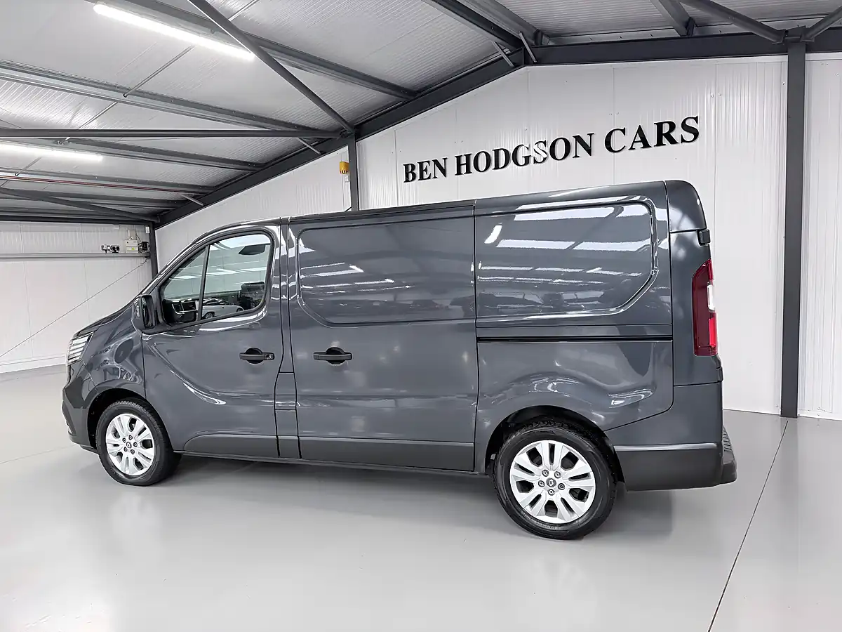 Used Renault Trafic Sport Slate Grey - Interior and Exterior details 4
