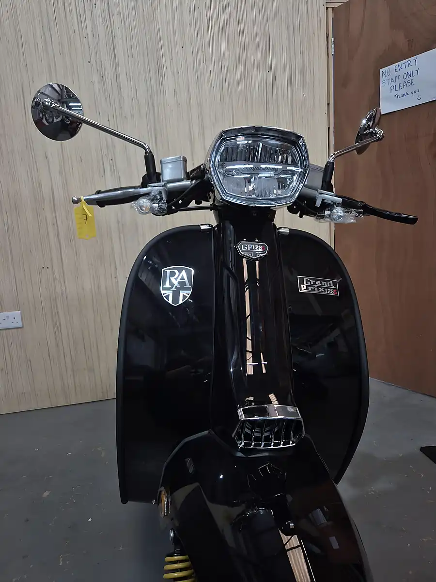 Used Royal Alloy GP125 Lc Mt Black - Interior and Exterior details 11