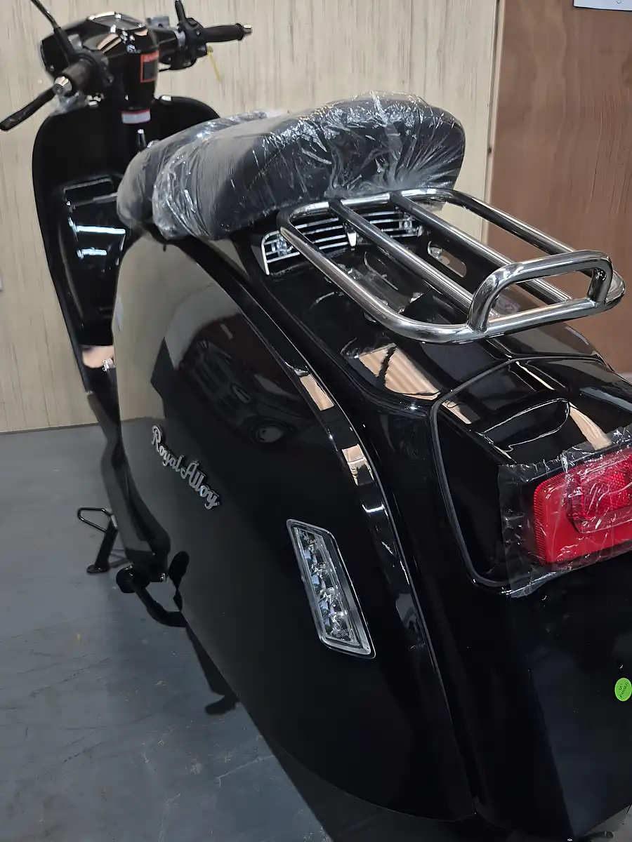 Used Royal Alloy GP125 Lc Mt Black - Interior and Exterior details 12