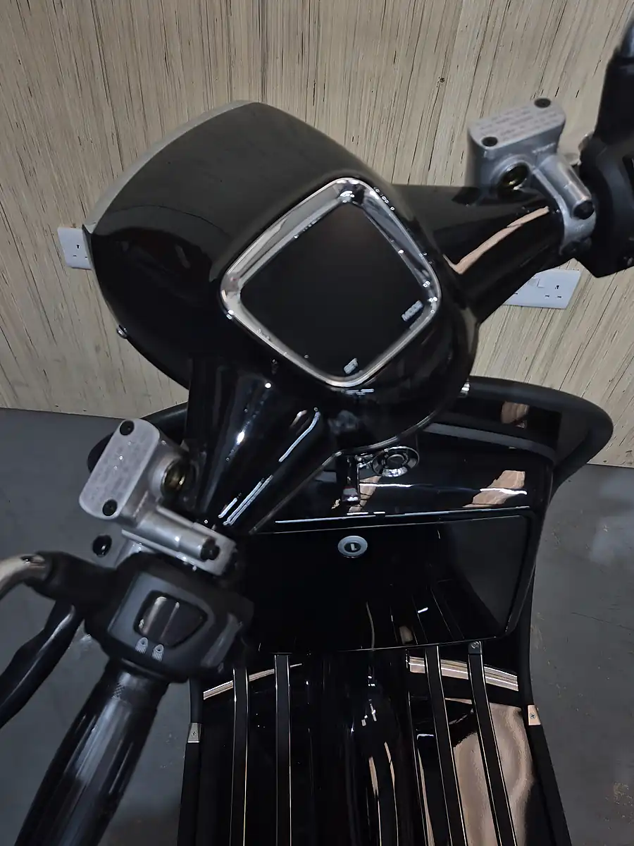 Used Royal Alloy GP125 Lc Mt Black - Interior and Exterior details 15