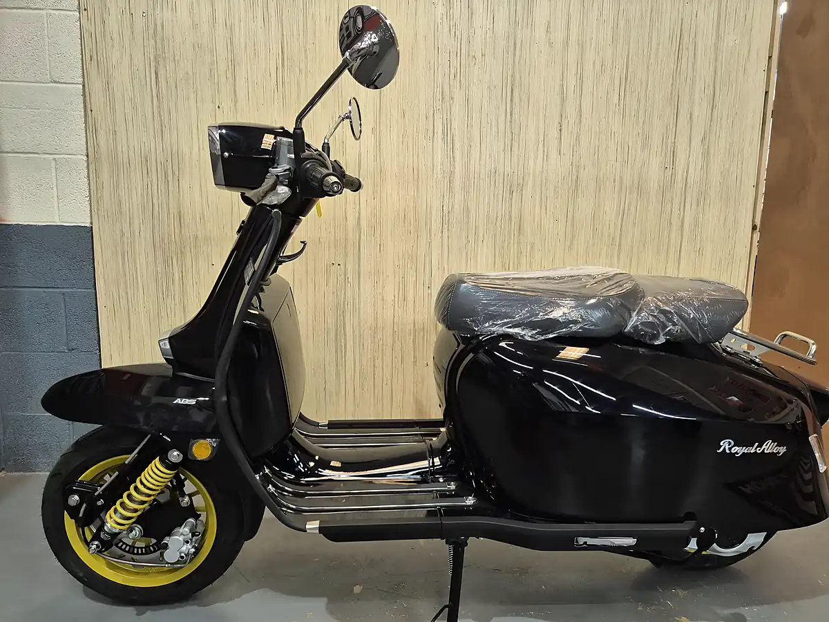 Used Royal Alloy GP125 Lc Mt Black - Interior and Exterior details 2