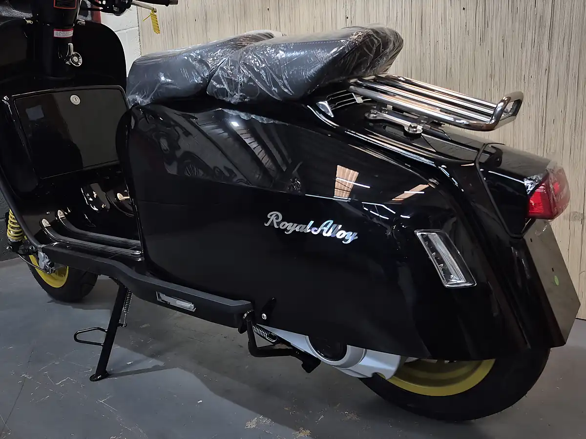 Used Royal Alloy GP125 Lc Mt Black - Interior and Exterior details 3