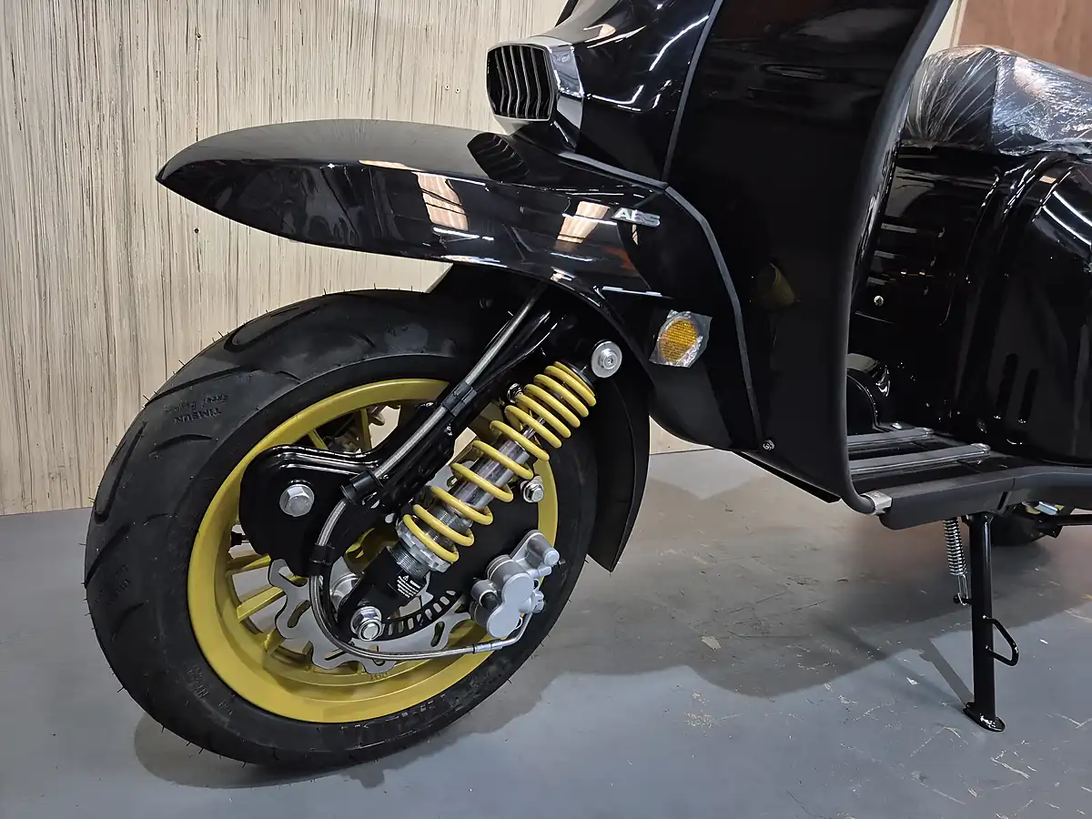 Used Royal Alloy GP125 Lc Mt Black - Interior and Exterior details 4