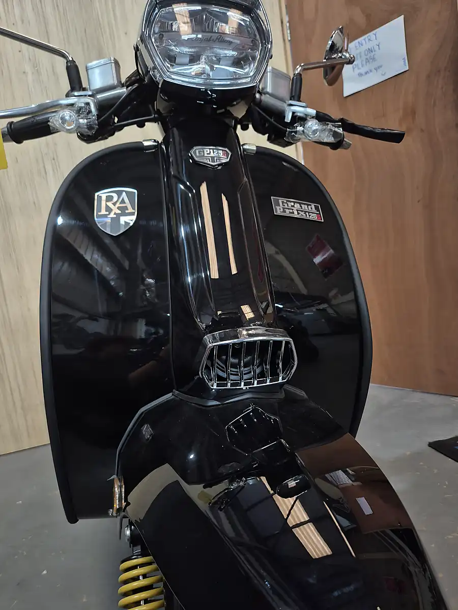 Used Royal Alloy GP125 Lc Mt Black - Interior and Exterior details 5