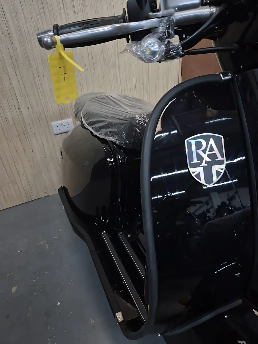Used Royal Alloy GP125 Lc Mt Black - Interior and Exterior details 6