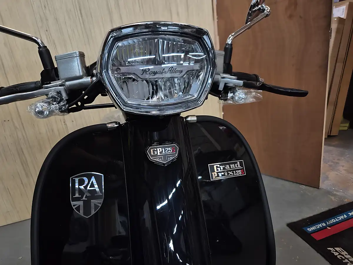 Used Royal Alloy GP125 Lc Mt Black - Interior and Exterior details 8