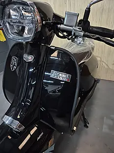 Used Royal Alloy GP125 Lc Mt Black - Interior and Exterior details 9