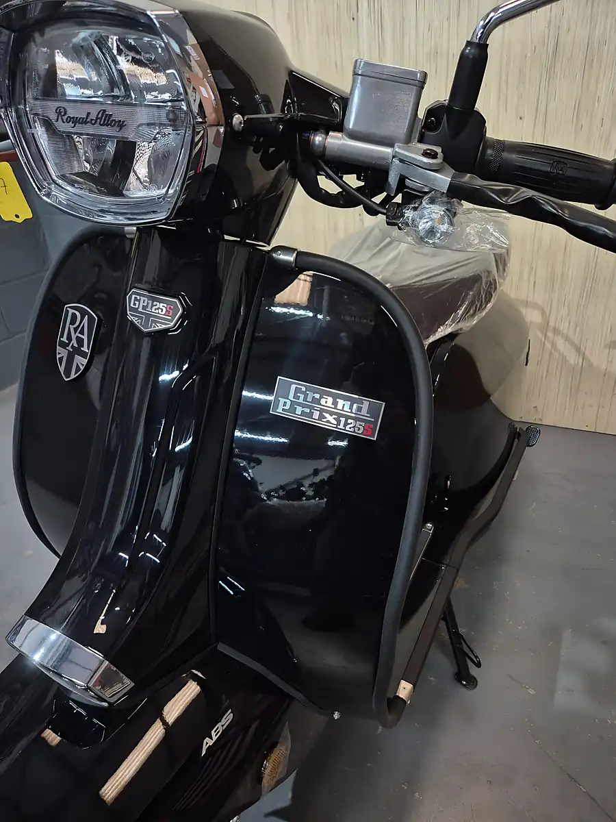 Used Royal Alloy GP125 Lc Mt Black - Interior and Exterior details 9