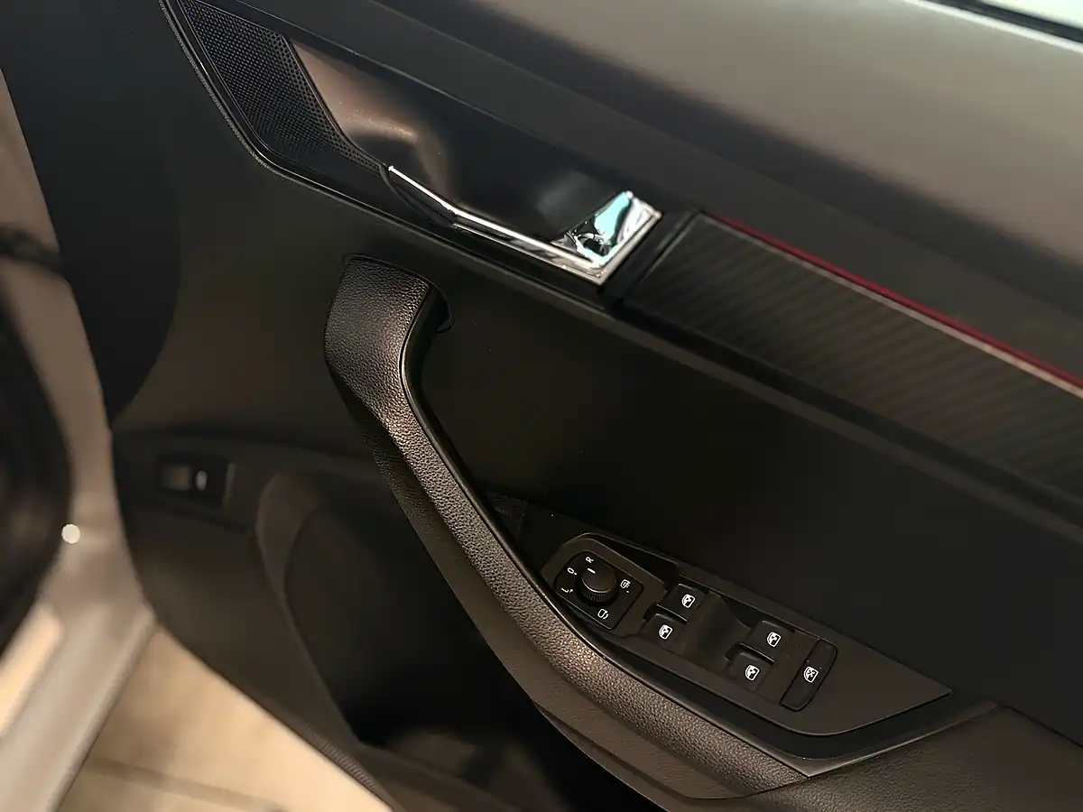 Used Skoda Karoq Sportline - Interior and Exterior details 14