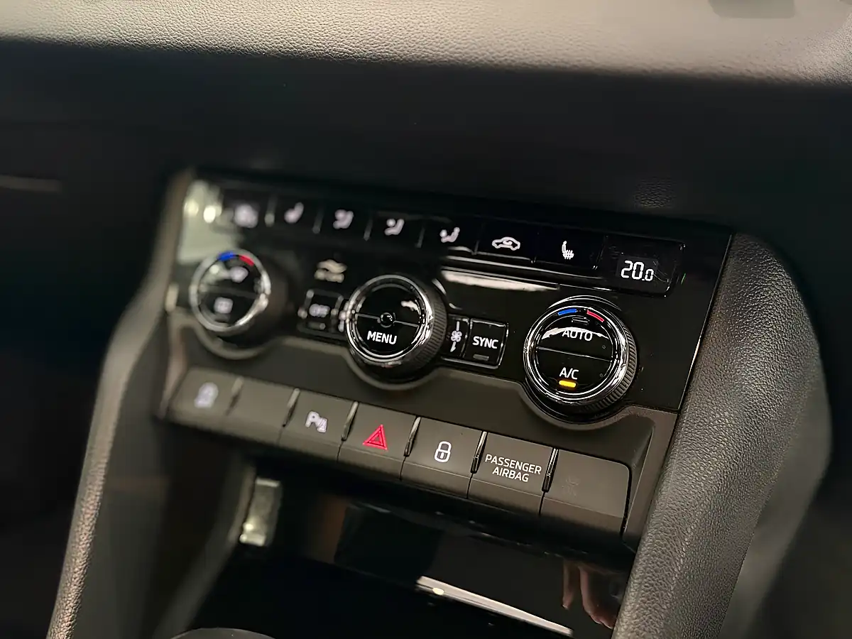 Used Skoda Karoq Sportline - Interior and Exterior details 15