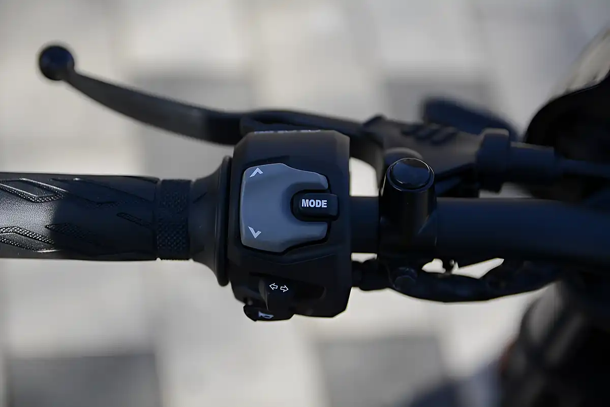 Used Suzuki Gsx 8TT Black - Interior and Exterior details 10