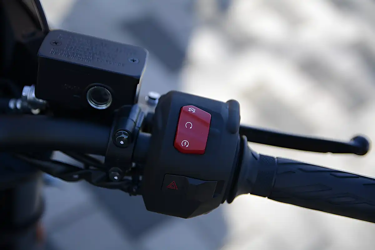 Used Suzuki Gsx 8TT Black - Interior and Exterior details 11