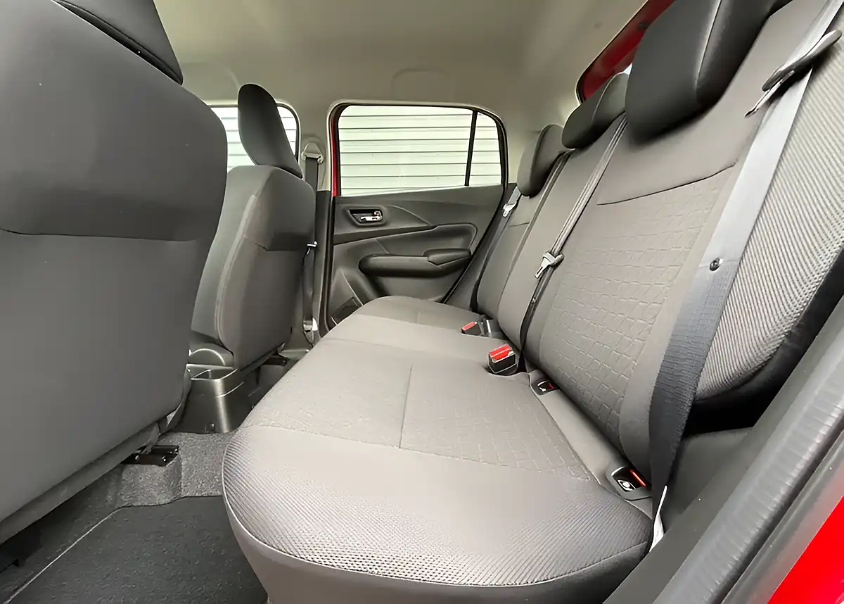 Used Suzuki Swift Motion Burning Red - Interior and Exterior details 13