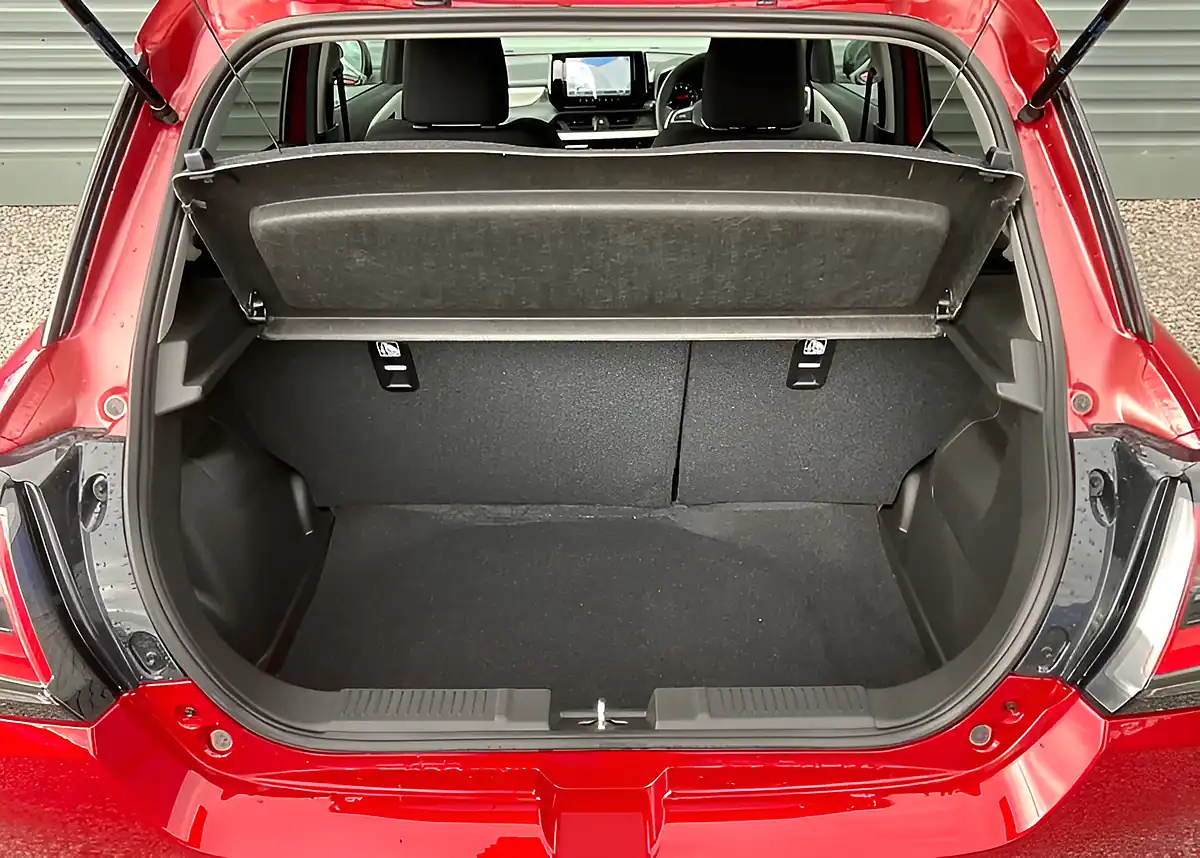 Used Suzuki Swift Motion Burning Red - Interior and Exterior details 17