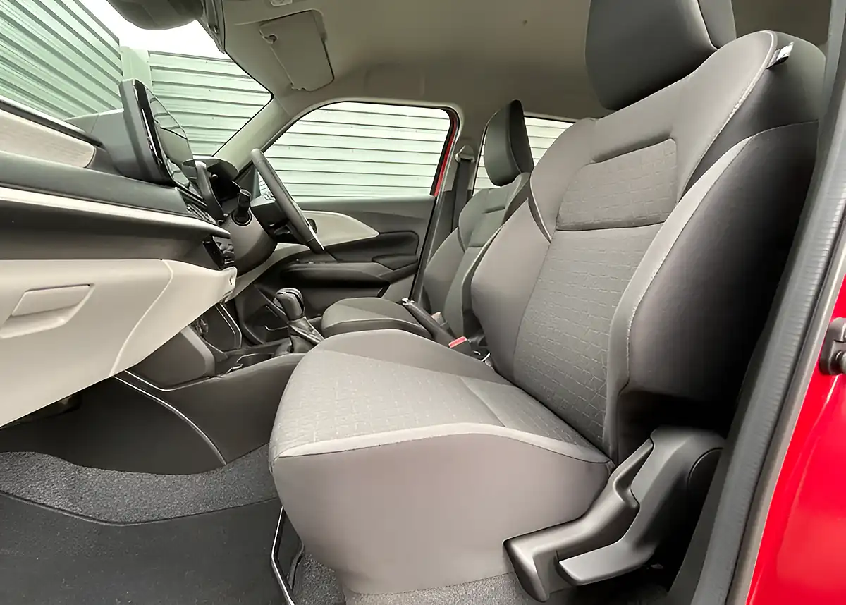 Used Suzuki Swift Motion Burning Red - Interior and Exterior details 8