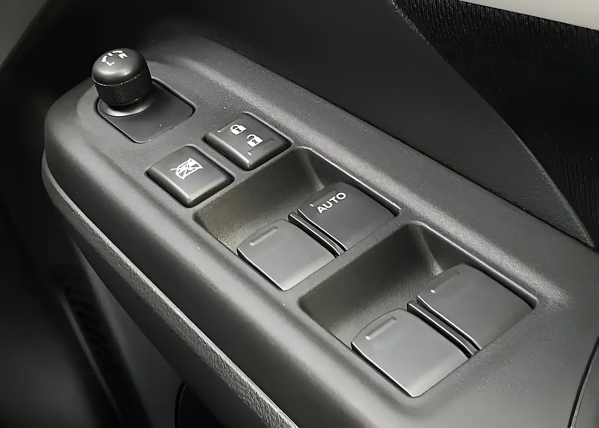 Used Suzuki Swift Motion Frontier Blue/Black Roof - Interior and Exterior details 19