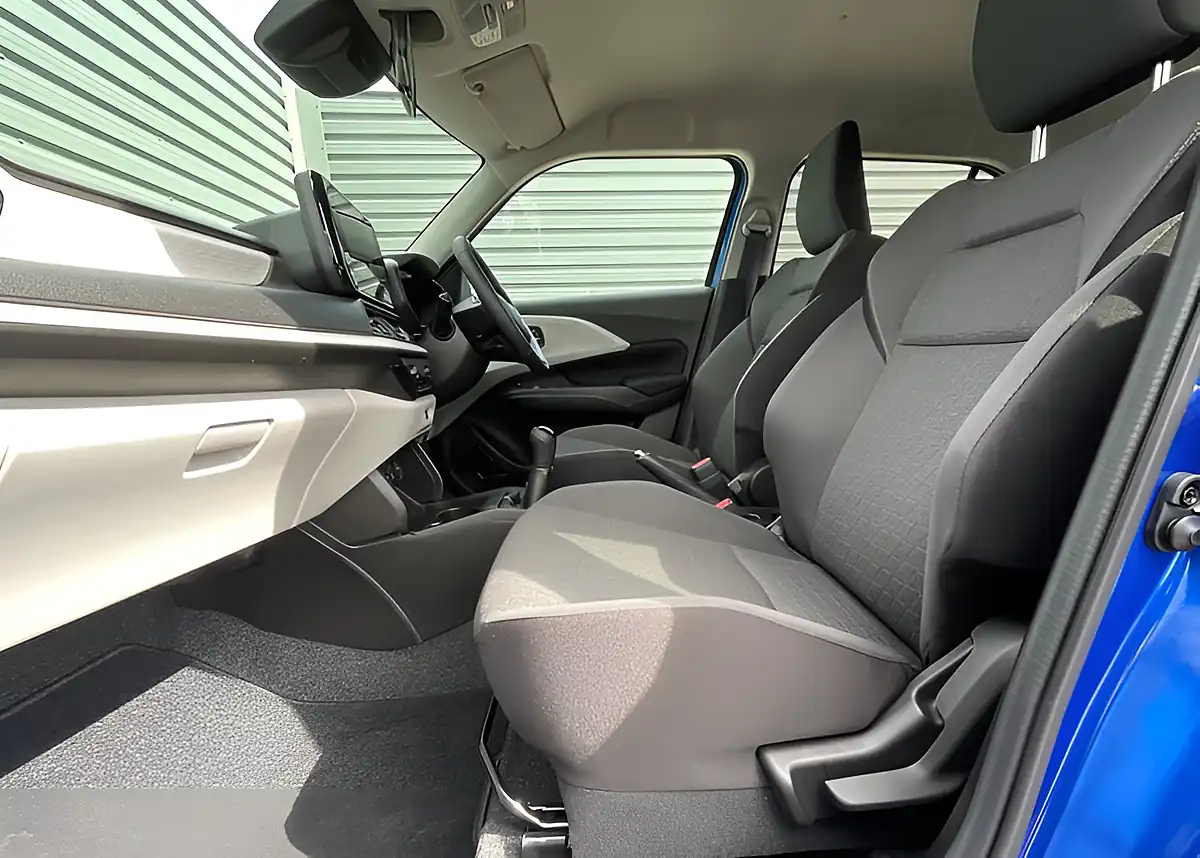 Used Suzuki Swift Motion Frontier Blue - Interior and Exterior details 9