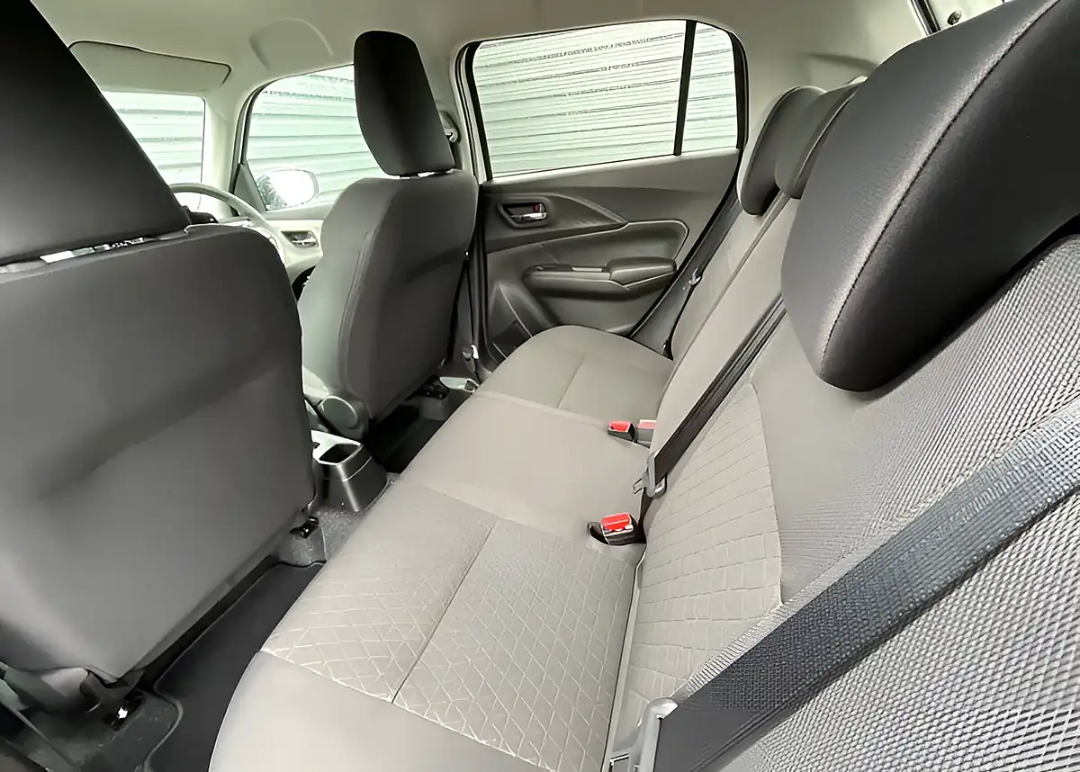 Used Suzuki Swift Motion Pure White - Interior and Exterior details 11