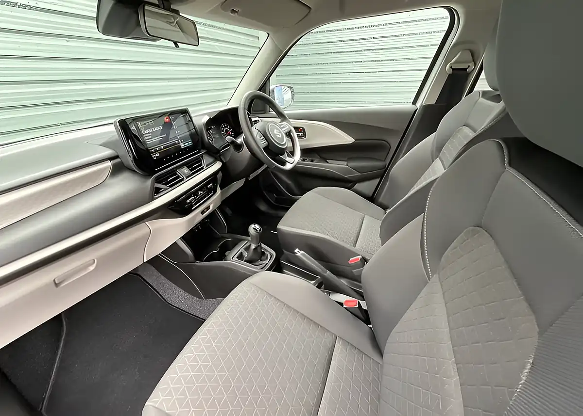 Used Suzuki Swift Motion Pure White - Interior and Exterior details 13