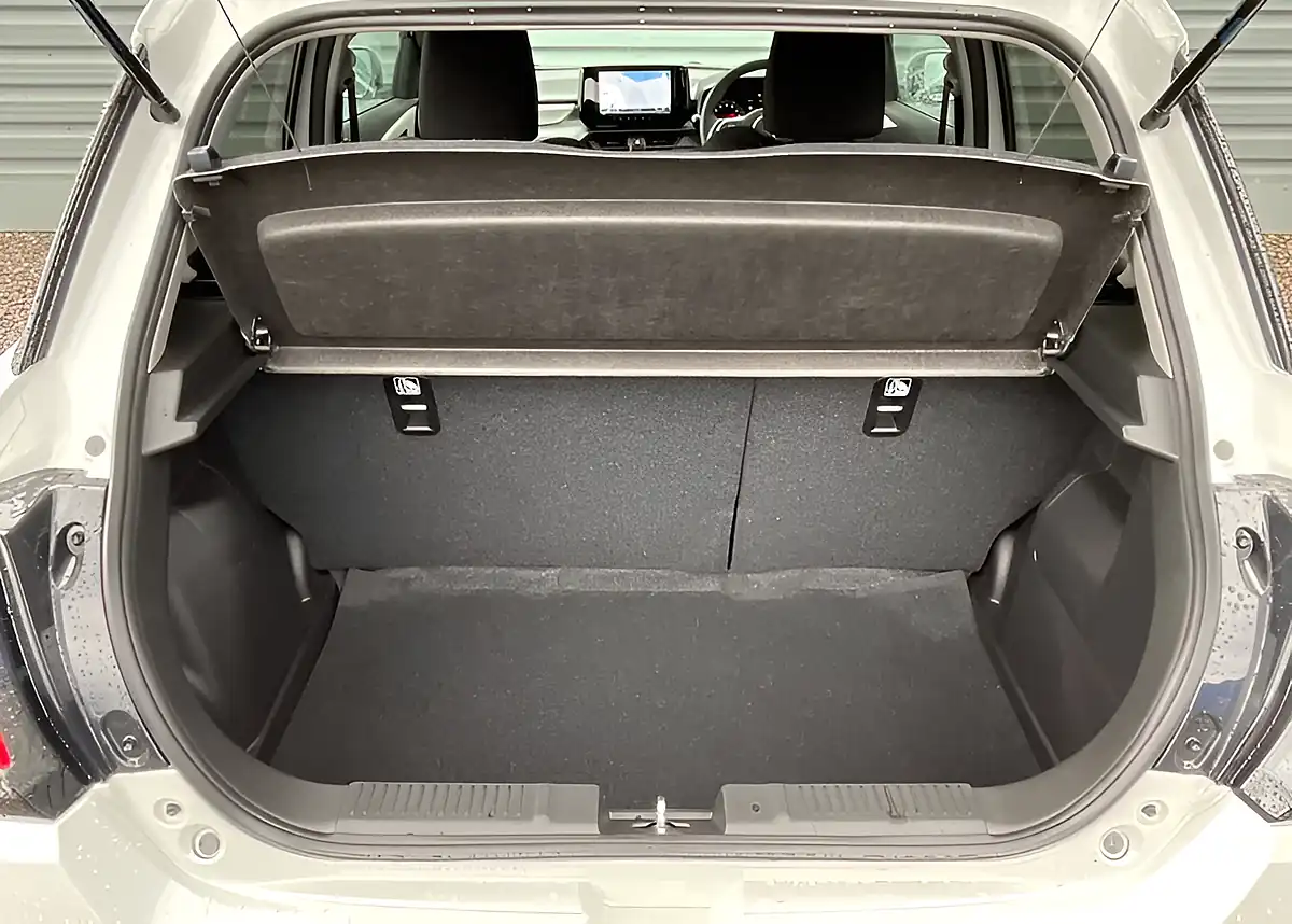 Used Suzuki Swift Motion Pure White - Interior and Exterior details 15