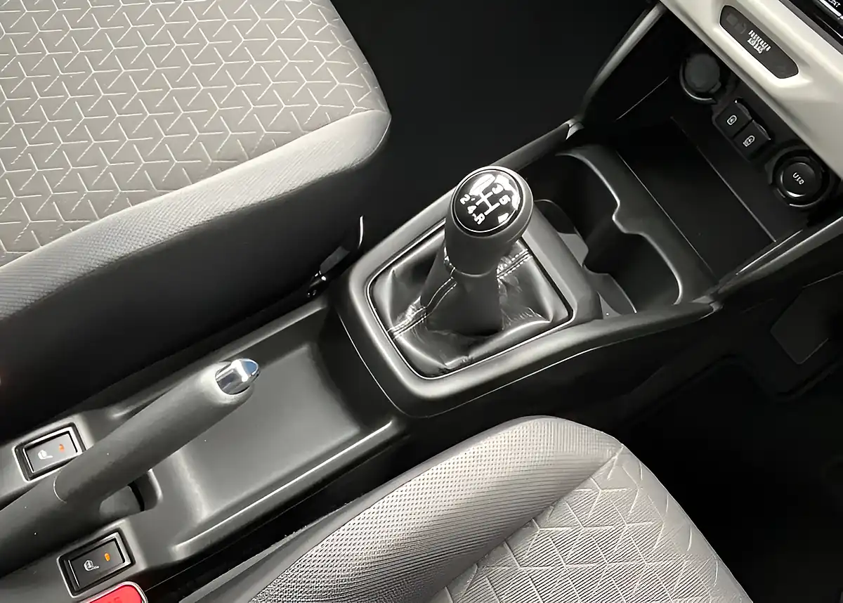 Used Suzuki Swift Motion Pure White - Interior and Exterior details 17