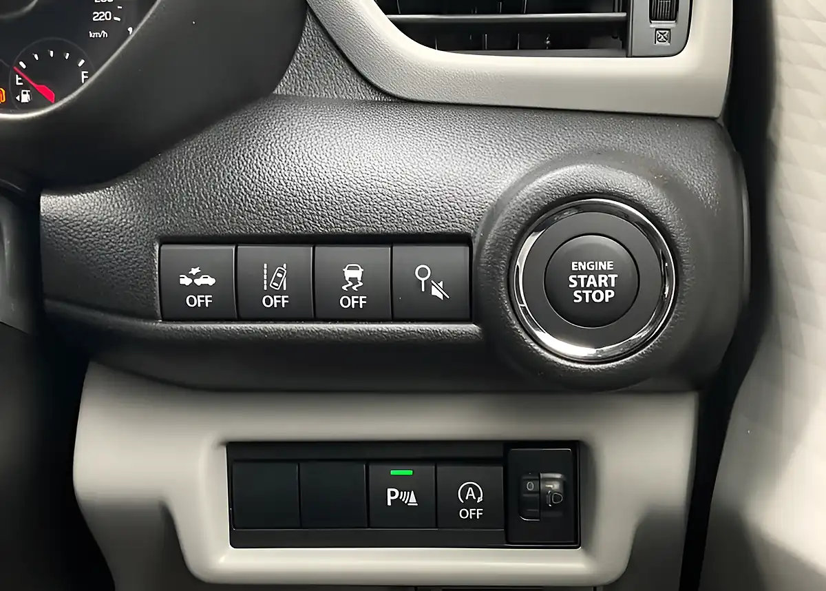 Used Suzuki Swift Motion Pure White - Interior and Exterior details 19